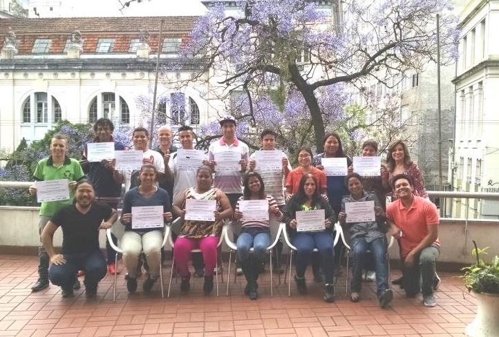 Durante o projeto - Turma de catadores de Porto Alegre, com o certificado do curso.jpg